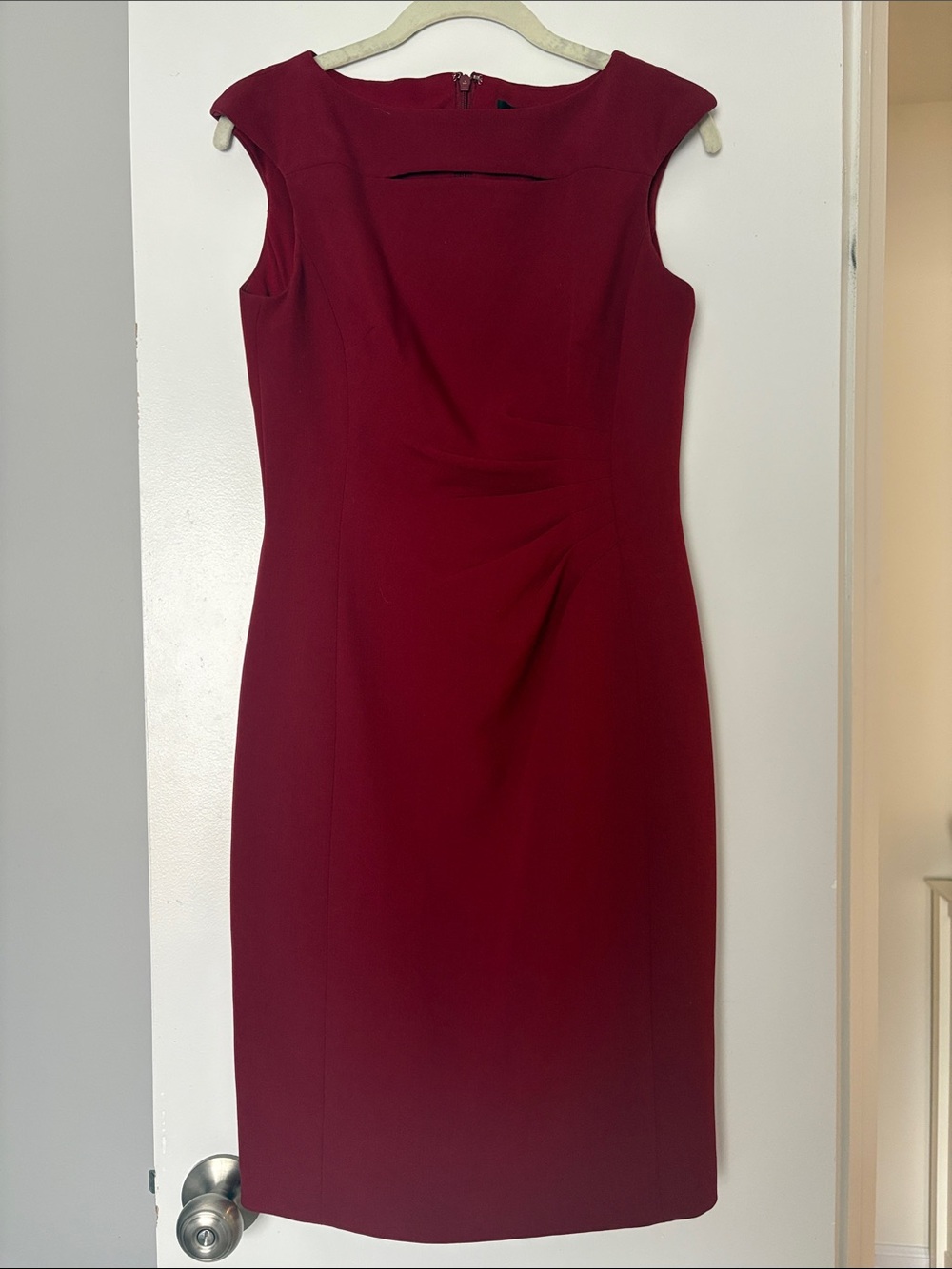 Elegant Sleeveless Midi Sheath Dress in Burgundy